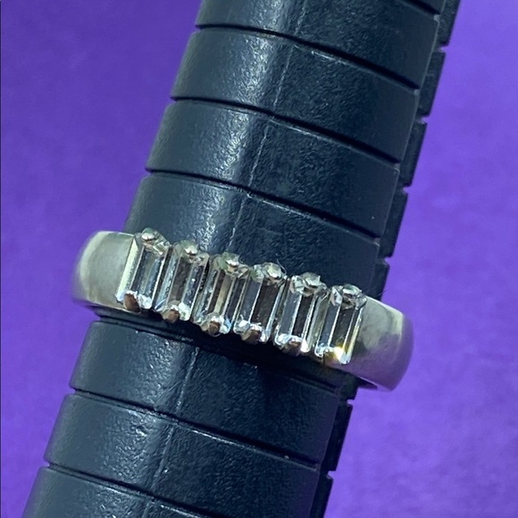 💛 Silver Sorrelli Rectangular Crystal Ring - Picture 5 of 6